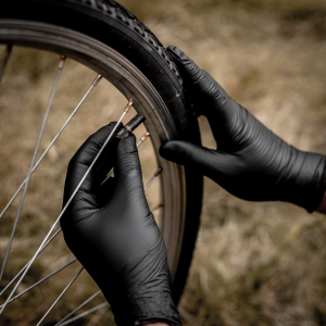 Durable nitrile gloves suitable for mechanical work